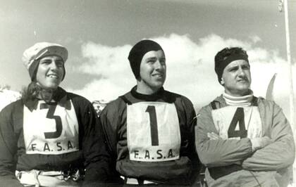 Francisco, Luis y Alberto De Ridder, esquiadores profesionales, en Bariloche.
