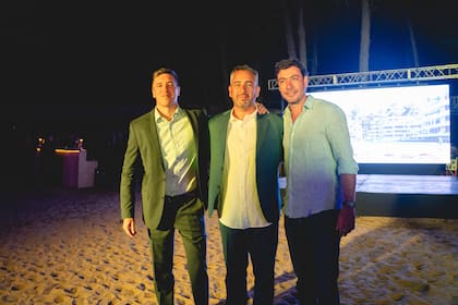 Francisco Matte, Director Regional Crystal Lagoons™, Federico Barragán, socio del desarrollo LOOM y Juan Ibarguren, Intendente de Pinamar.