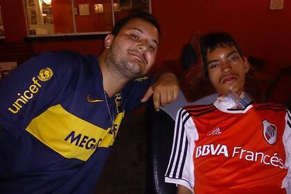 Francisco con su gran amigo Julián, el enfermero con el que viajó a Perú, para la final de la Copa Libertadores 2019