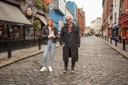 Francisco Paco Tobal y Paula Dorin, dos de los organizadores de la primera Biblioteca Argentina Irlandesa