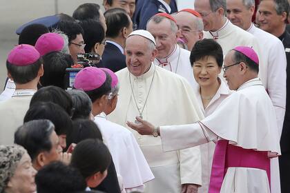 El Papa fue recibido al pie de la escalerilla del avión por la presidenta surcoreana, a quien agradeció "la calidez"