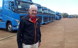 Francisco "Pepi" Wipplinger, de 83 años, sigue al frente de la empresa que fundó FJW y llevó a ser la número 1 en transporte internacional de sustancias peligrosas.