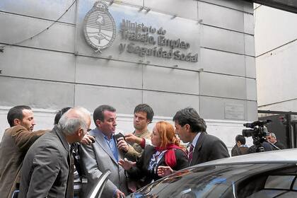 Francisco Pérez, gobernador de Mendoza, a la salida del Ministerio de Trabajo, donde se dictó la conciliación obligatoria