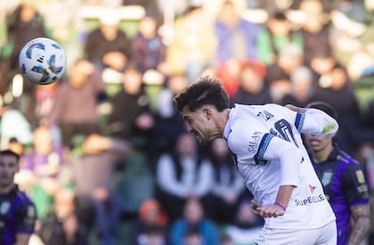 Francisco Pizzini anota, de cabeza, el 1-0 de Vélez ante Banfield, en el Sur