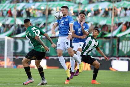 Francisco Pizzini controla, Coronel lo mira, Talleres y Banfield jugaron un duelo muy disputado