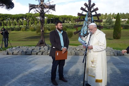 El papa Francisco y Alejandro Marmo en los jardines de Castel Gandolfo, donde hay esculturas de Cristo obrero y la Virgen de Luján del artista argentino