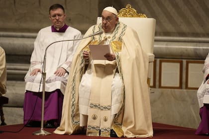 Francisco preside la vigilia pascual en la Basílica de San Pedro. (AP/Alessandra Tarantino)