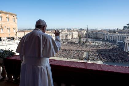 Francisco pronunció el tradicional discurso frente a miles de fieles en la Plaza de San Pedro