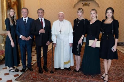 Francisco recibió a Stallone junto a su esposa, sus tres hijas y su hermano