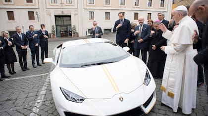 Francisco recibió de regalo un Lamborghini y decidió subastarlo para obras de caridad