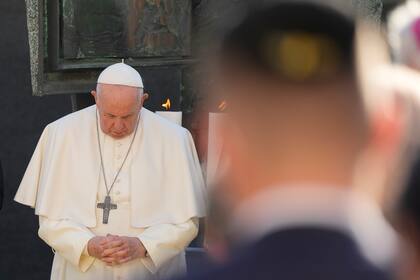 Francisco rezando durante un encuentro con miembros de la comunidad judía en Bratislava, Eslovaquia. (AP Foto/Gregorio Borgia, Archivo)