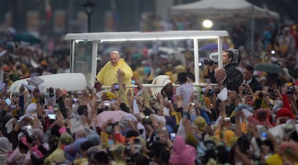 Francisco saluda a la multitud tras celebrar una misa histórica en Manila, Filipinas
