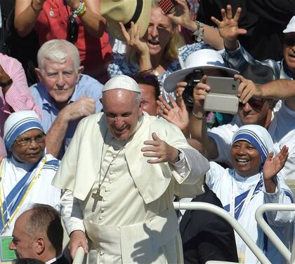 Francisco saluda a los fieles, luego de la canonización de la Madre Teresa, ayer, en el Vaticano