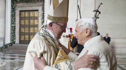 Francisco saludó ayer a Benedicto XVI