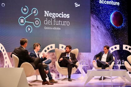 Francisco Scroffa (Enel X), Fernando Del Mar (Natura) y Leandro Martínez (Banco Provincia), moderados por el periodista de LA NACION Ignacio Federico