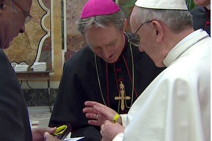 Francisco se coloca la pulsera que se reparte en la arquidiócesis de Durban