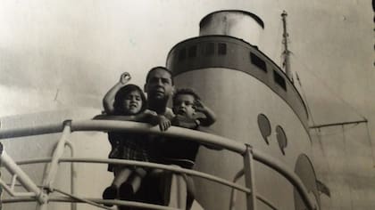 Francisco, su padre y su hermana viajando en barco de Estados Unidos a Austria