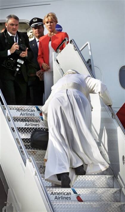 Francisco tropezó al abordar el avión en Nueva York, ayer