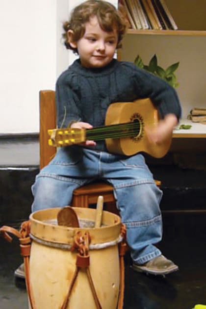Francisco, un minimúsico que ensaya su repertorio a los 3 años.
