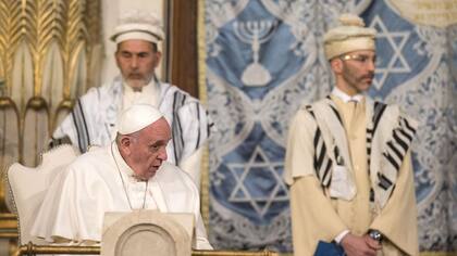 Francisco visitó por primera vez la sinagoga de Roma y pidió decir no al antisemitismo