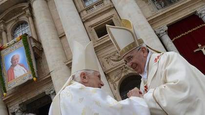 Francisco y Benedicto XVI durante la canonización de Juan Pablo II.