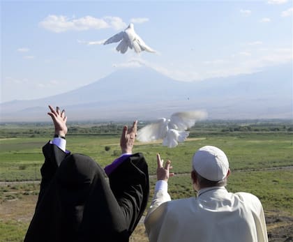 El Papa Francisco y el Patriarca armenio Karekin II frente al Monte Ararat