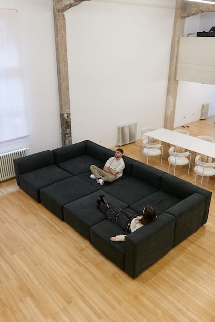 Francisco y Eugenia, en el sillón modular que diseñaron para este loft.