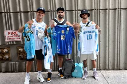 Francisco y Ramiro junto a su amigo que vive en Miami venden camisetas afuera del hotel de la selección
