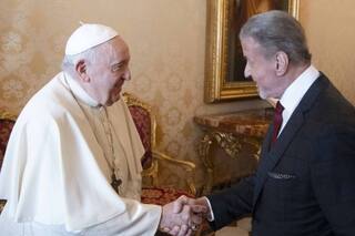 El día que Sylvester Stallone protagonizó un momento viral con el papa Francisco: a lo Rocky Balboa