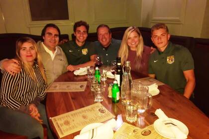 Francisco y su familia, junto a Bruce y Ryan, en la actualidad.