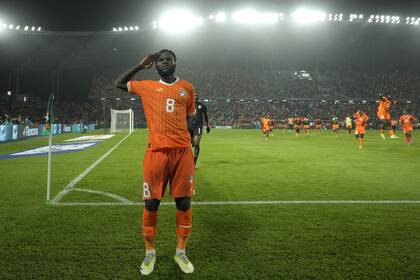Franck Kessié, capitán marfileño, festeja tras convertir el penal decisivo ante Senegal en los octavos de final de la Copa de África
