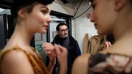 Franck Sorbier, centro, supervisa el backstage antes de presentar colección de moda primavera-verano alta costura 2017 en París.