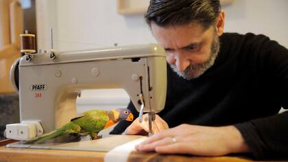 Franck Sorbier con su máquina de coser mientras prepara su colección de moda primavera-verano 2017 de alta costura, en París, el viernes, 6 de enero de 2017.