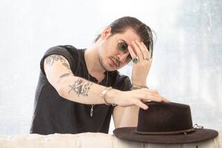 La apasionante vida de Franco Friguglietti, el artista fetiche de Flavio Mendoza