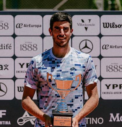 Franco Agamenone con el trofeo de campeón del Challenger del Tenis Club Argentino, el mes pasado
