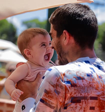 Franco Agamenone, ganador del Challenger del Tenis Club Argentino, en enero pasado, celebrando con su hija