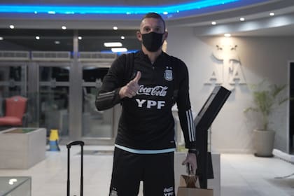 Franco Armani, a su llegada al predio de la AFA en Ezeiza para sumarse a la burbuja sanitaria del equipo argentino.