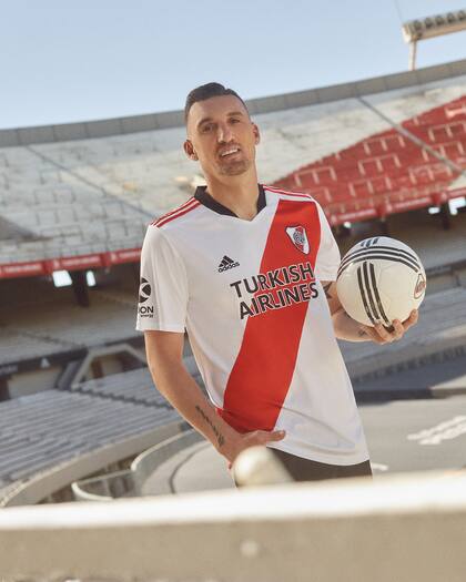 Franco Armani, con la nueva camiseta de River que el equipo estrenará esta tarde ante Fluminense, por la Copa Libertadores.