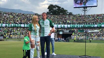 Franco Armani, en el centro del estadio, rodeado por el afecto de los hinchas
