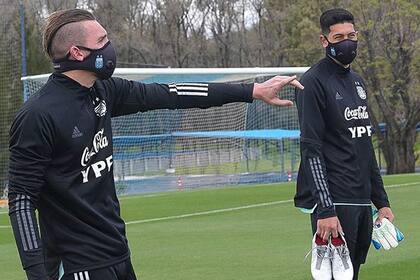 Franco Armani y Esteban Andrada, arqueros de River y Boca, durante la burbuja sanitaria del seleccionado en el predio de Ezeiza.