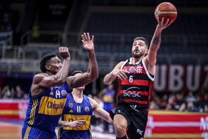 Franco Balbi, ex base de Boca, es el capitán de Flamengo; el juninense le birló una pelota muy importante al pivote Andrés Ibargüen cuando el colombiano iba a convertir y acentuar una remontada azul y oro.