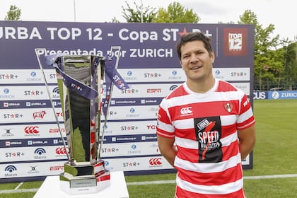 Franco Battezzati, con el trofeo para el campeón: Alumni quiere jugar otra final