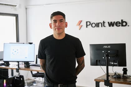 Franco Bovone en su lugar de trabajo, Point Web: ya emplea a 15 personas