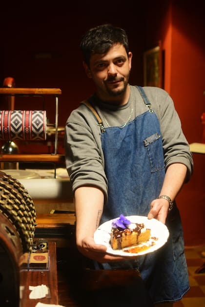 Franco Brombin, cocinero de Posada Las Vertientes, y su torta de tomate, especialidad de la casa.