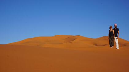 Franco Busso y Olga, su mujer rusa que conoció durante el viaje, en el desierto del Sahara