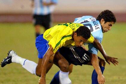 Franco Cángele, una de las figuras del equipo argentino en los Juegos Panamericanos de Santo Domingo 2003, lucha con la pelota con Diego Silva, de Brasil, durante la final entre ambos equipos; el equipo albiceleste se llevaría el oro gracias a un solitario gol de Maximiliano López.