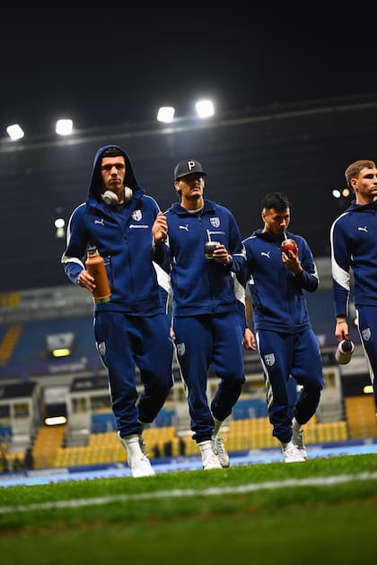 Franco Carboni, Mariano Troilo, Christian Ordóñez y Mateo Pellegrino entrando al estadio con sus mates y termos