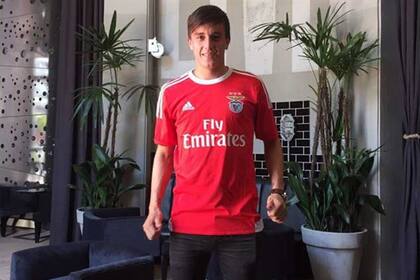 Franco Cervi con su nueva camiseta del Benfica