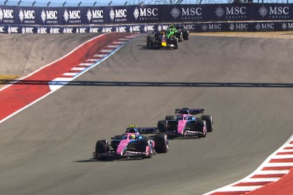 Franco Colapinto adelante a Pierre Gasly en el gran premio de Austin en Estados Unidos