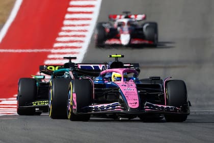 Franco Colapinto adelante de Lance Stroll